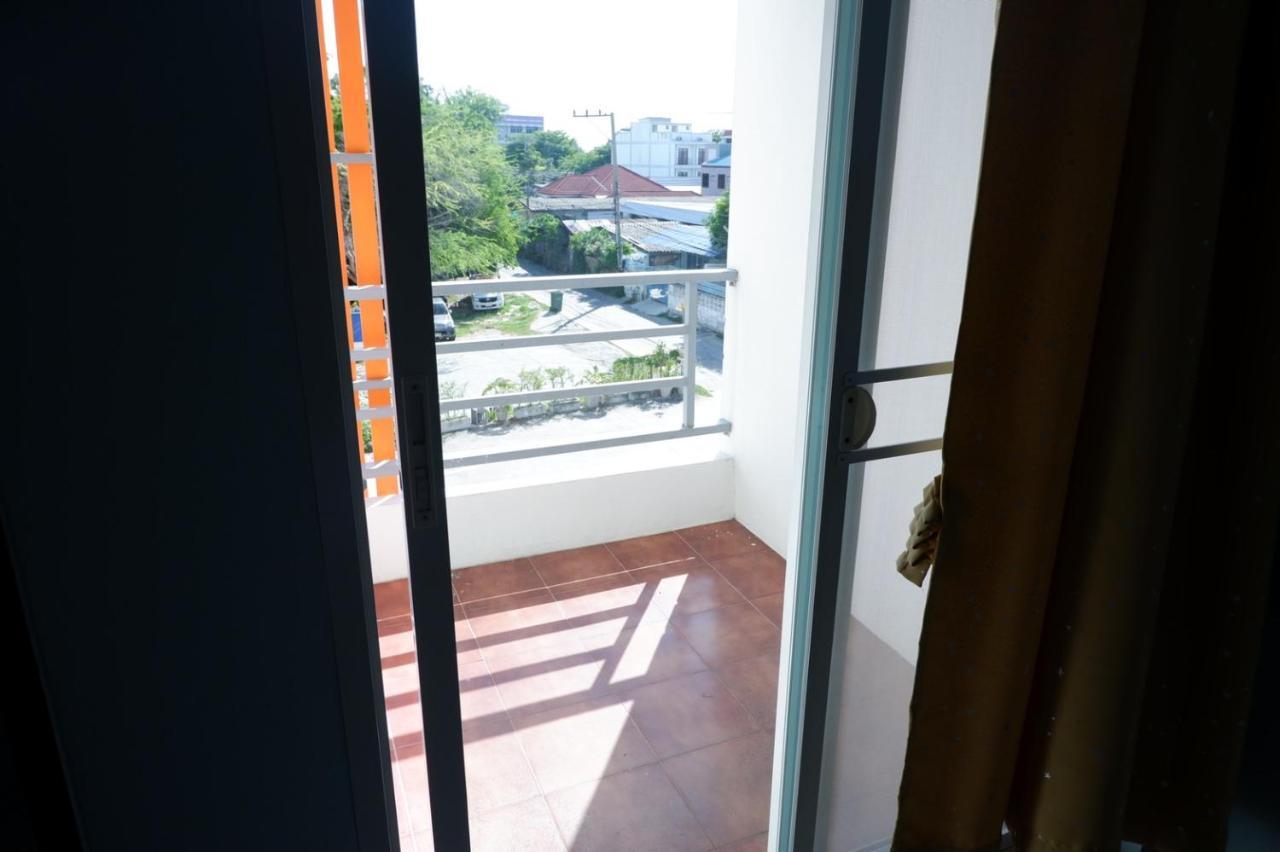 V At Bangsaen Hotel Exterior photo