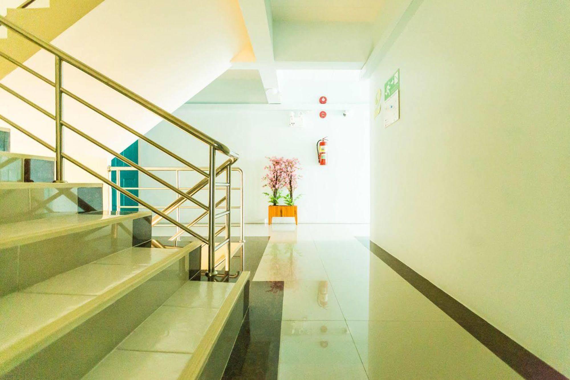 V At Bangsaen Hotel Exterior photo